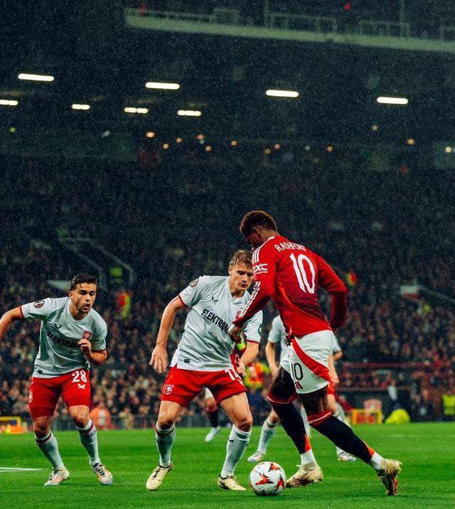 J9-莱万多夫斯基在曼联比赛中败北，比赛局势复杂引发热议！