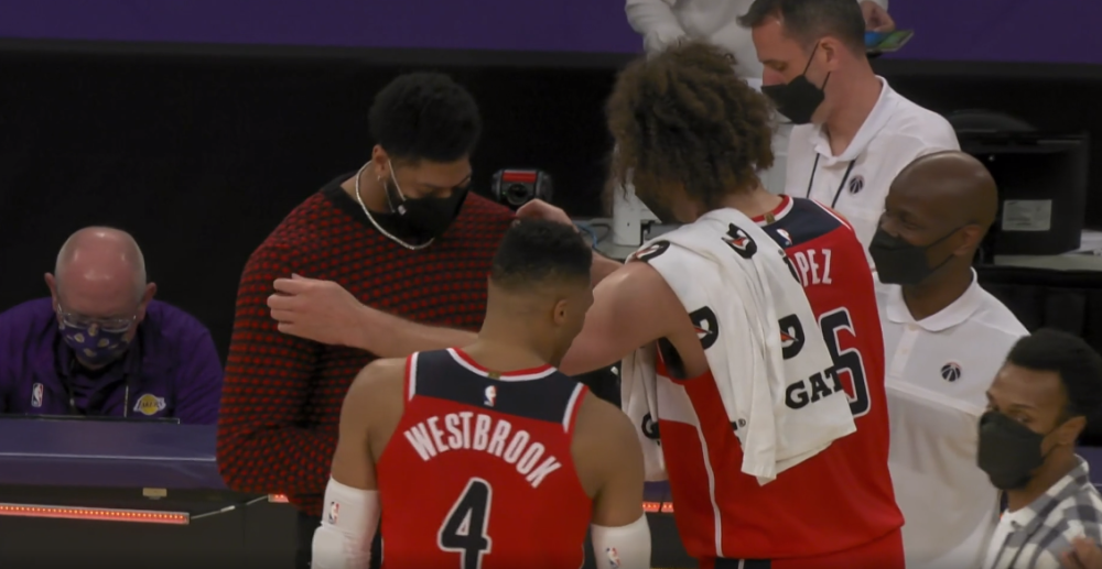 九游会-浓眉哥爆冷击败MAD，回归赛场引爆全场！的简单介绍